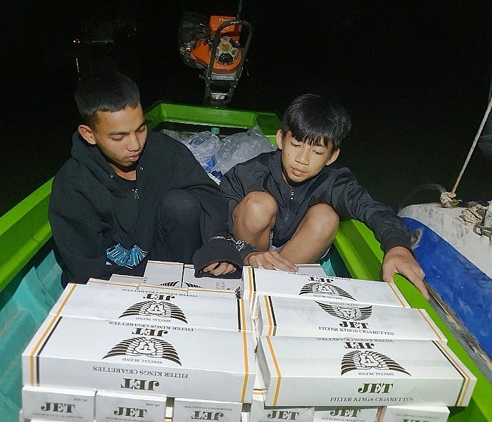Bắt 2 thanh niên vận chuyển thuê 2.000 bao thuốc lá lậu trong đêm